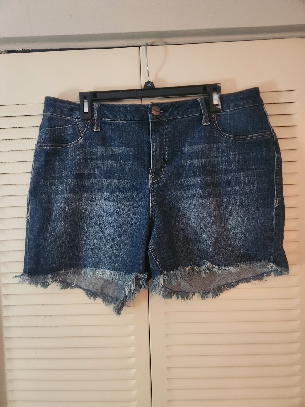 Women’s Dark Blue Frayed Hem Denim Shorts